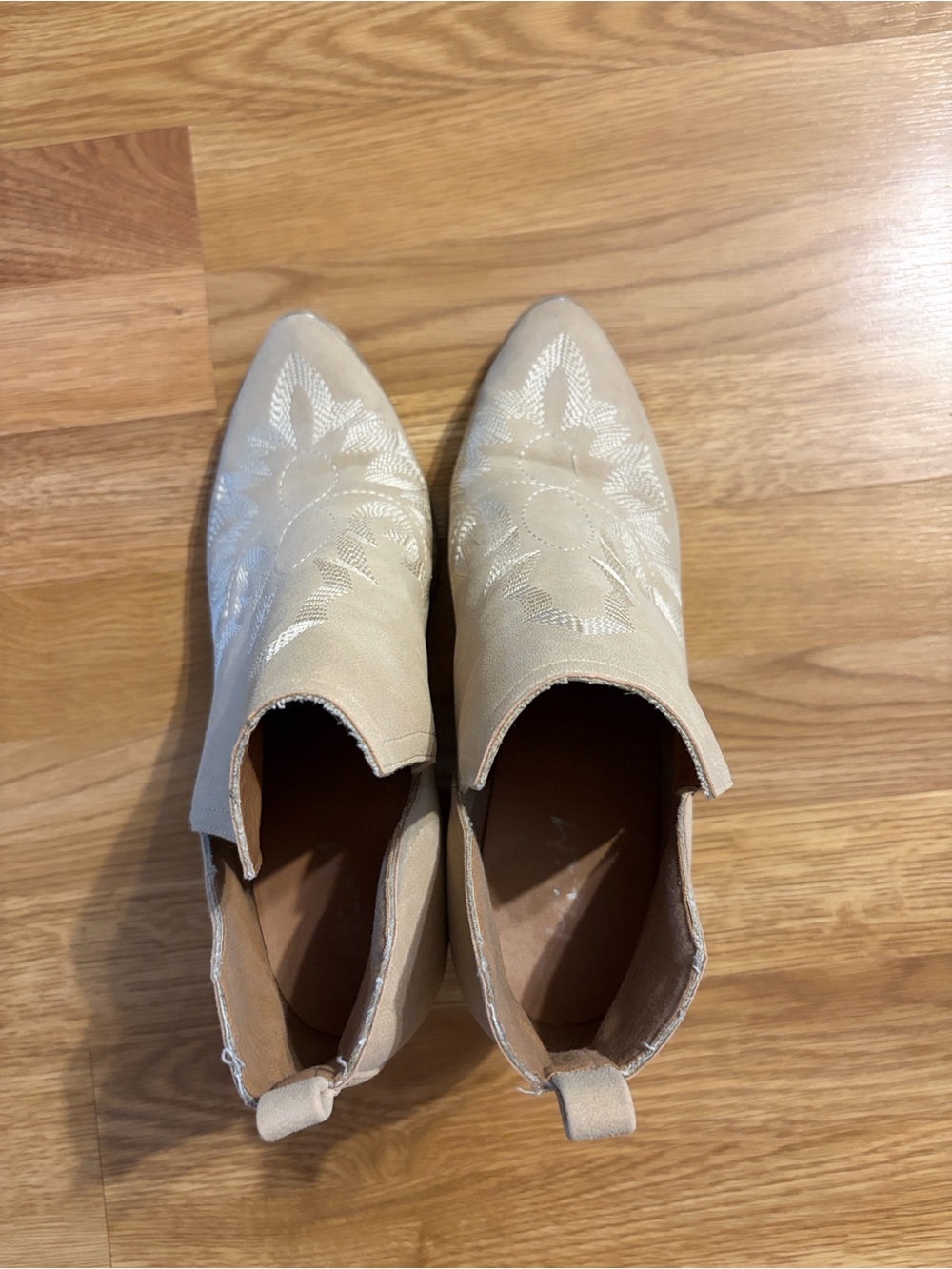 Mi.iM Cream Embroidered Pointed Toe Ankle Booties